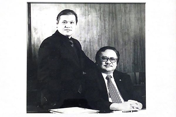 E.L. Sajogo bersama ayahnya, Mendiang Markus Sajogo. Foto: Dokumentasi MS&A