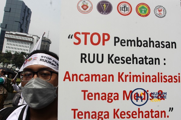 Pengunjuk rasa mengangkat poster penolakan Rancangan Undang-Undang (RUU) Omnibus Law Kesehatan saat aksi di kawasan Patung Kuda Arjuna Wiwaha, Jakarta, Senin (8/5/2023).  Foto: RES