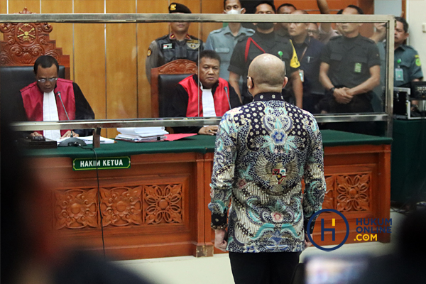 Mantan Kapolda Sumatera Barat Irjen Pol Teddy Minahasa saat mendengarkan pembacaan vonis penjara seumur hidup di ruang sidang PN Jakbar, Selasa (9/5/2023). Foto: RES