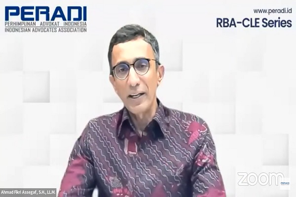 Founding Partner Assegaf Hamzah & Partner (AHP) Ahmad Fikri Assegaf dalam PERADI RBA CLE SERIES bertajuk 'Strategi dalam Membangun Manajemen Kantor Hukum'.