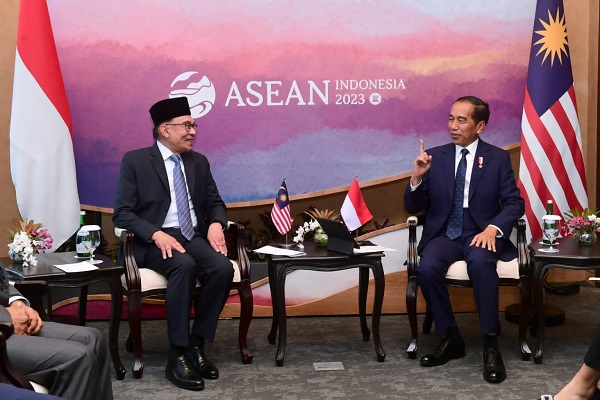 Presiden Jokowi melakukan pertemuuan bilateral dengan PM Malaysia Anwar Ibrahim di Hotel Meruorah, Labuan Bajo, Selasa (09/05/2023). Foto: BPMI Setpres