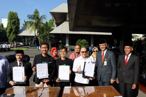 CEO IOJI Mas Achmad Santosa (kiri) saat penandatangan MoU dengan Pemprov Jawa Tengah didampingi Gubernur Jawa Tengah Ganjar Pranowo dan lain-lain. Foto: Istimewa  