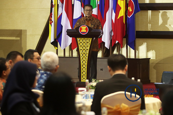 Dekan FHUI Dr. Edmon Makarim saat memberi sambutan di acara Policy Dialogue on Digital for Development in ASEAN and the Global South, Selasa (23/5/2023). Foto: RES 