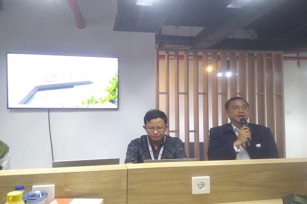 Deputi Bidang Kebijakan Pembangunan BRIN Mego Pinandito (kanan), saat menjadi narasumber dalam kegiatan Lounge Discussion di Jakarta, Selasa (23/05/2023). Foto: ADY