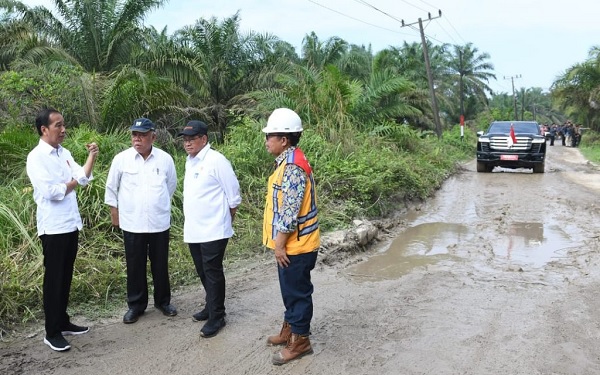 Presiden Jokowi saat meninjau kondisi infrastruktur ruas jalan Gunting Saga di Kabupaten Labuhanbatu Utara, Rabu (17/5). Foto ilustrasi: Setkab