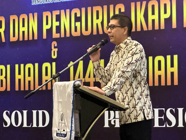 Ketua Dewan Sertifikasi IKAPI Peter Kurniawan memberi sambutan saat pelantikan 83 anggota baru IKAPI angkatan XII, Jumat (26/5/2023) malam. Foto: FKF