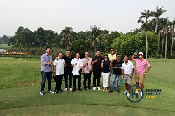 Klub 37 GA (Golf Academy) berpose sebelum melakukan latihan di Pondok Indah Golf Club House. Foto: RES