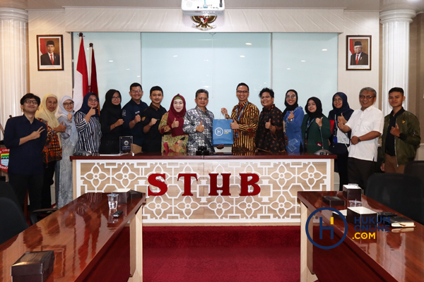 Sekolah Tinggi Hukum Bandung (STHB) Terima Plakat Top Law School For Law Firm 2022 6.jpg