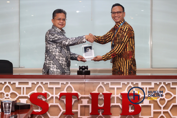 Ketua STHB Dr. Asep Suryadi (kiri) menerima plakat penghargaan Top Indonesian Law Schools for Law Firm Leaders Ranking 2022 dari Chief Media & Engagement Officer Hukumonline Amrie Hakim, Selasa (30/5/2023). Foto: RES 