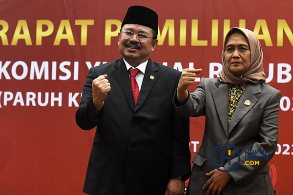 Ketua dan Wakil Ketua KY terpilih, Prof. Amzulian Rifai dan Siti Nurdjanah usai menggelar pemilihan secara voting, Senin (5/6/2023). Foto: RES