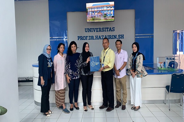 Tim Hukumonline saat mengunjungi FH Universitas Prof. Dr. Hazairin, Bengkulu, Senin (5/6/2023). Foto: Hol 