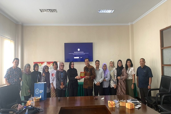 Tim Hukumonline berfoto bersama usai melakukan pertemuan dengan Dekan FH Universitas Bengkulu Amancik dan Ketua-ketua Prodi di FH Universitas Bengkulu, Selasa (6/6/2023). Foto: Hol