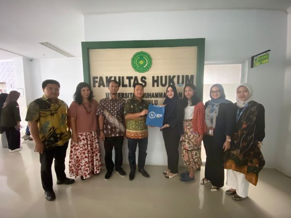 Tim Hukumonline berfoto bersama saat mengunjungi FH Universitas Muhammadiyah Bengkulu, Rabu (7/6/2023). Foto: Hol