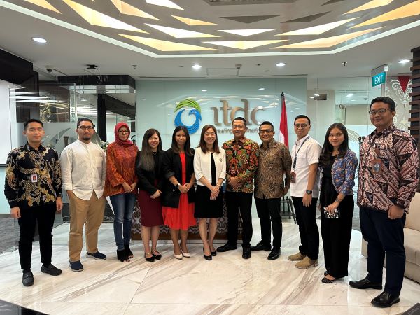 Jajaran petinggi ICCA, SIAC, dan Hukumonline saat berfoto bersama usai menggelar pertemuan di Kantor ITDC, Jakarta, Kamis (8/6/2023). Foto: FKF