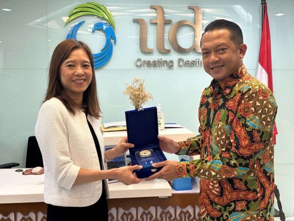 CEO SIAC Gloria Lim menerima cinderamata dari Presiden ICCA Yudhistira Setiawan usai kunjungan di Kantor ITDC, Jakarta, Kamis (8/6/2023). Foto: FKF