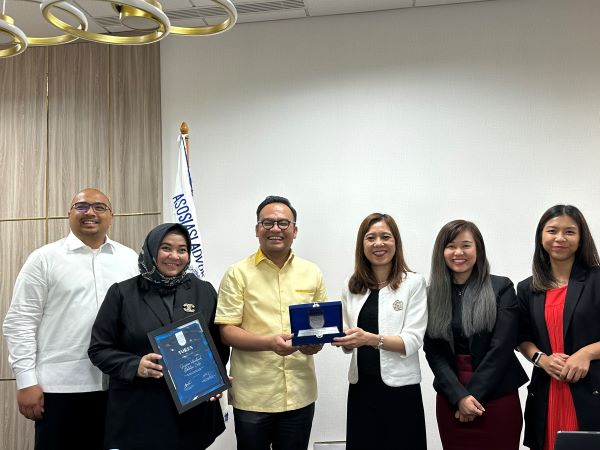 Pengurus DPP AAI Ellrico P. Situmorang, Windri Marieta Ayuningtyas, dan Bobby R. Manalu menerima cinderamata dari CEO SIAC Gloria Lim usai kunjungan di Kantor Sekretariat DPP AAI, Jakarta, Kamis (8/6/2023). Foto: FKF 
