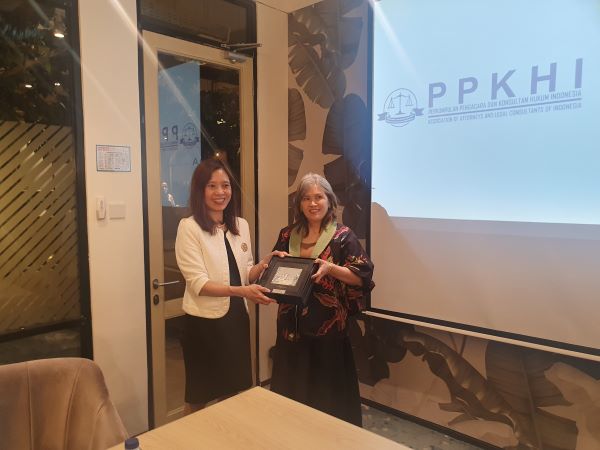 CEO SIAC Gloria Lim memberi cinderamata kepada Sekjen DPN PPKHI Florensia Yunita Siauw di Sekretariat DPN PPKHI, Jakarta, Kamis (8/6/2023). Foto: ASH 
