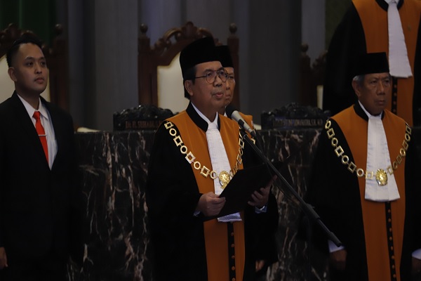 Ketua Mahkamah Agung RI, Prof. M. Syarifuddin saat melantik dan mengambil sumpah 3 hakim agung baru di ruang Prof. Dr. Kusumah Atmadja, Gedung MA Jakarta, Jumat (9/6/2023). Foto: Humas MA