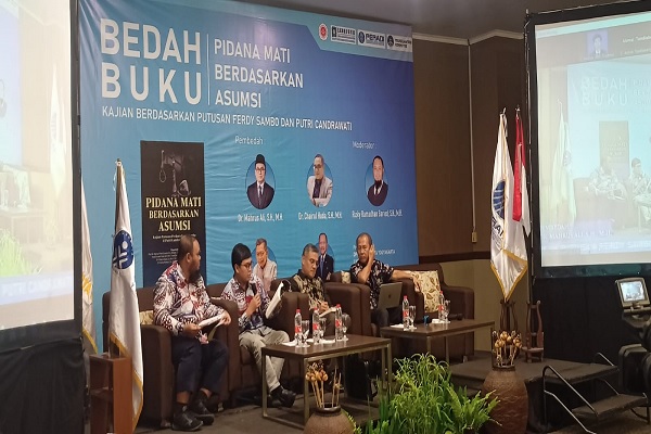 Para pembicara di acara bedah buku Eksaminasi Putusan Ferdy Sambo dan Putri Candrawathi di Yogyakarta, Jumat (9/6/2023). Foto: AJI 