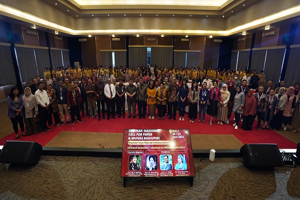 Foto bersama para peserta Masyarakat Hukum Pidana dan Kriminologi Indonesia (Mahupiki) dan mahasiswa di Universitas Pendidikan Nasional (Undiknas) di Denpasar, Bali, Rabu (21/6/2023). Foto: istimewa