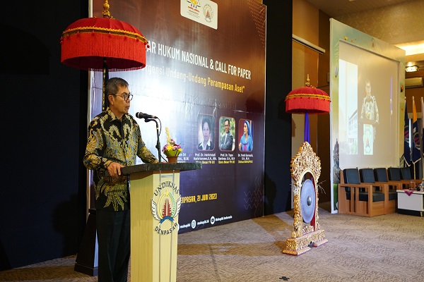 Jampidum Fadil Zumhana dalam seminar bertema Urgensi Undang-Undang Perampasan Aset yang digelar Mahupiki di Universitas Pendidikan Nasional (Undiknas) di Bali, Rabu (21/6/2023). Foto: Istimewa