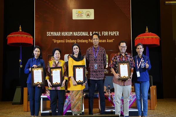 Kedua dan ketiga dari kiri: Prof Harkristuti Harkrisnowo dan Yenti Garnasih usai menjadi narasumber dalam seminar nasional yang digelar Mahupiki di Universitas Pendidikan Nasional (Undiknas) di Denpasar, Bali, Rabu (21/6/2023). Foto: Istimewa
