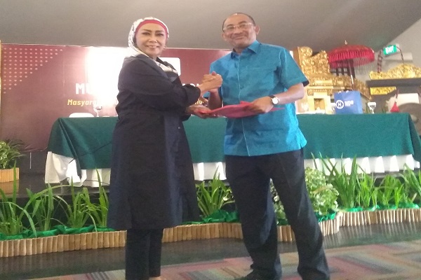 Yenti Garnasih menyerahkan secara simbolis estafet kepemimpinan Mahupiki 2023-2028 kepada Firman Wijaya di Denpasar, Bali, Kamis (22/6/2023). Foto: ADY