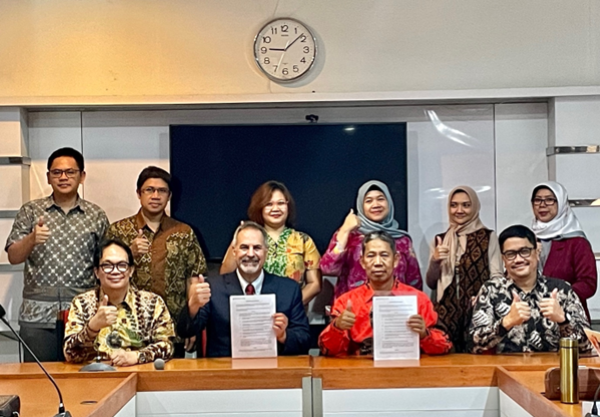 Pihak Faculty of Law Monash University dan FH Unpad usai penandatanganan kerja sama di bidang Pendidikan. Foto: Istimewa  