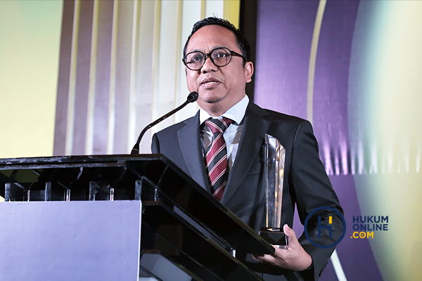 Tunggul Purusa selaku Partner Assegaf Hamzah & Partners (AHP) memberi sambutan setelah keluar sebagai pemenang kategori Largest Full Service Law Firm of the Year. Foto: RES