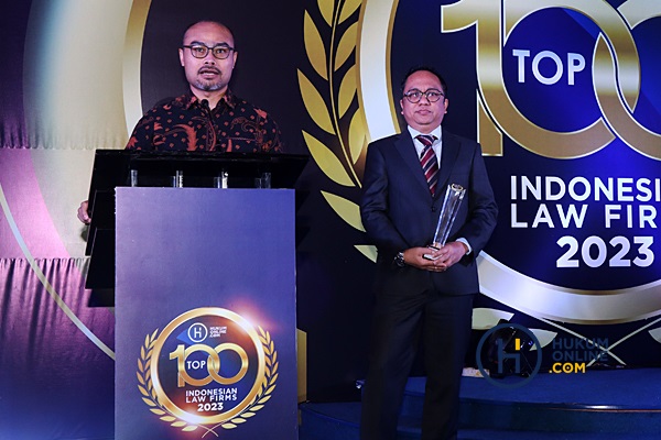  Partner AHP Law Firm Ari Juliano Gema saat memberi sambutann setelah menerima penghargaan kategori 'Indonesia's Largest Law Firm of the Year 2023'. Foto: RES