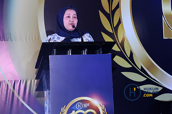 Partner MKK Eka Wahyuning Siswani memberi sambutan usai menerima penghargaan kategori 'Most Female Partners Law Firm 2023' di Hotel Mulia Jakarta, Jumat (23/6/2023) malam. Foto: RES