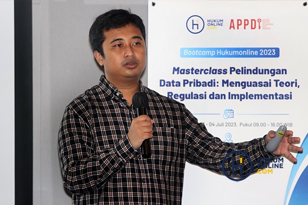 Pakar pelindungan data pribadi dari Asosiasi Praktisi Pelindungan Data Indonesia (APPDI) Eryk Budi Pratama saat menjadi narasumber dalam diskusi bertema Masterclasss Pelindungan Data Pribadi: Menguasai Teori, Regulasi,  dan Implementasi, Selasa (4/7/2023). Foto: RES