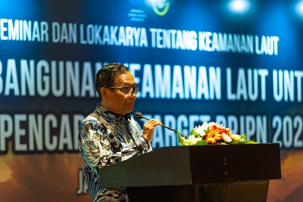 Menkopolhukam Prof Moh Mahfud MD saat pidato pembuka seminar bertema Pembangunan Keamanan Laut Untuk Mendukung Pencapaian Target RPJPN 2025-2045, Rabu (5/7/2023). Foto: IOJI 2023