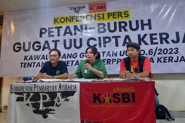  Sekretaris Jenderal KPA, Dewi Kartika (tengah) dan Ketua Umum KASBI, Sunarno (kanan) saat konferensi pers, Rabu (06/07/2023). Foto: Istimewa