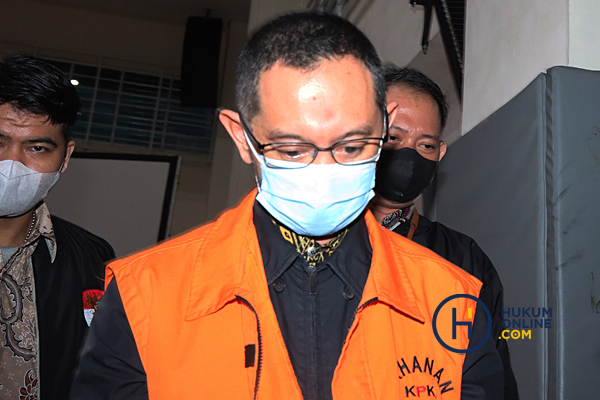 Mantan Kepala Bea Cukai Makassar, Andhi Pramono mengenakan rompi oranye. Foto: RES