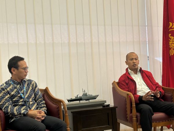 Dekan FHUI Dr. Parulian Paidi Aritonang (kanan) saat berbincang dengan Tim Hukumonline di Kampus FHUI, Depok, Senin (10/7/2023).