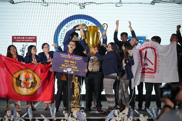 Universitas Padjajaran meraih juara umum pada gelaran NMCC Hotma Sitompoel Trophy 2023. Foto: Istimewa