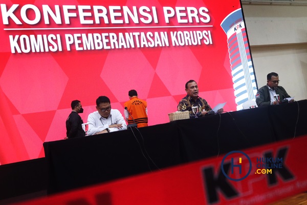 Ketua KPK Firli Bahuri mengumumkan penahanan Sekma Hasbi Hasan di Gedung Merah Putih, Rabu (12/7/2023). Foto: RES