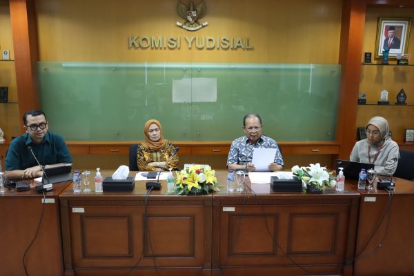 Anggota KY M. Taufiq HZ (kedua dari kanan) saat menyampaikan pengumuman seleksi kualitas CHA dan Hakim Ad Hoc HAM pada MA di Gedung KY Jakarta, Kamis (13/7/2023). Foto: Humas KY