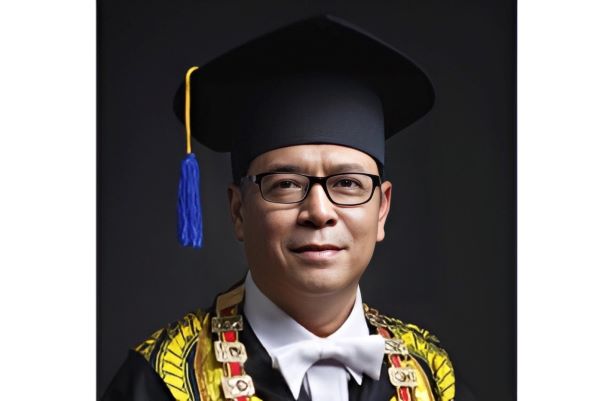 Prof. Nandang Sutrisno, Ph.D. mengenakan toga Rektor saat masih menjabat tahun 2017-2018. Foto: FH UII