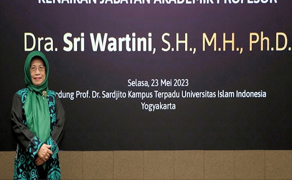 Prof. Sri Wartini, Ph.D. usai penyerahan SK Pengangkatan Guru Besar Hukum Lingkungan Internasional FH UII. Foto: FH UII  