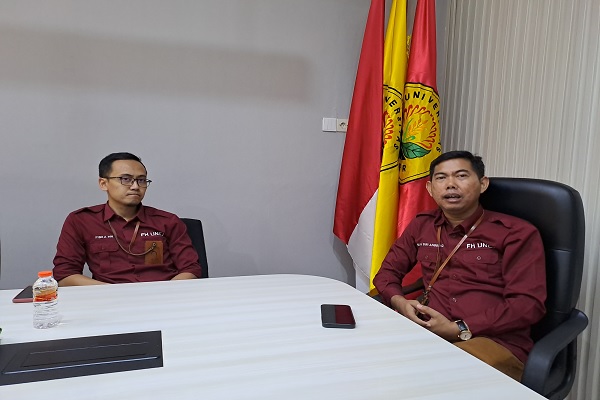 Dekan FH UNEJ Prof Bayu Dwi Anggono (kanan) didampingi Ketua BPBH FH UNEJ Fiska Maulidian Nugroho saat berbincang dengan Hukumonline di ruang Dekan, Senin (10/7/2023). Foto: NEE   