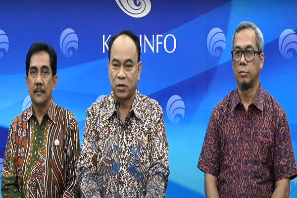 Menkominfo Budi Arie Setiadi (tengah) saat konferensi pers terkait judi online di Jakarta, Kamis (20/7/2023). Foto: JAN