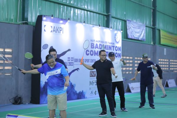 Sejumlah pengurus AKPI tengah memperagakan permainan badminton sebagai pembuka ajang 'AKPI Cup Badminton Competition', Sabtu (22/7/2023). Foto: Istimewa