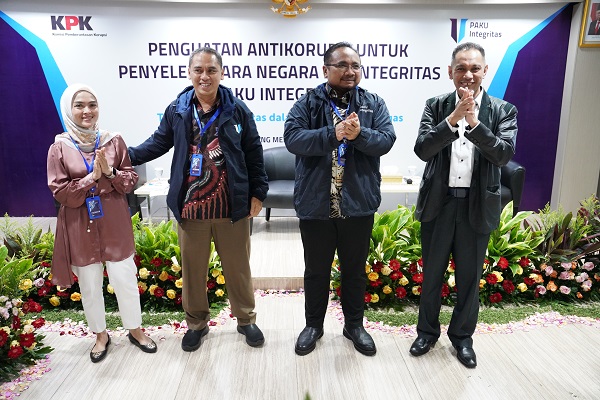 Menteri Agama Yaqut Cholil Qoumas (ketiga dari kiri) Wakil Ketua KPK Nurul Ghufron (keempat dari kiri) dalam kegiatan Penguatan Antikorupsi untuk Penyelenggara Negara Berintegritas (PAKU Integritas) di Gedung KPK, Jakarta, Senin (24/7/2023). Foto: Istimewa