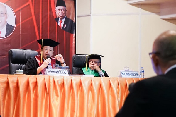 Ketua MPR Bambang Soesatyo saat menguji disertasi program doktor ilmu hukum promovendus Anwar Musyadad di Universitas Borobudur, Selasa (25/7/2023). Foto: Istimewa