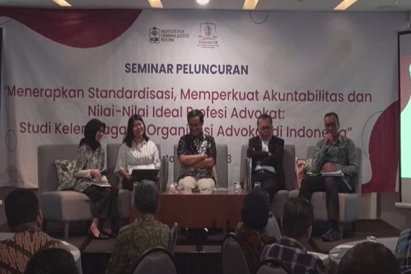 Fachrizal Afandi (tengah), Arsul Sani (kedua dari kanan) dalam diskusi peluncuran hasil riset Menerapkan Standardisasi, Memperkuat Akuntabilitas dan Nilai-Nilai Ideal Profesi Advokat: Studi Kelembagaan Organisasi Advokat di Indonesia, Kamis (27/7/2023). Foto: Rfq