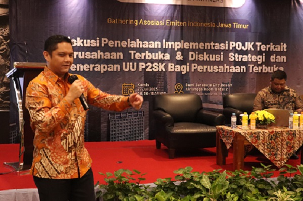 Muhamad Reynaldi Zulkarnain selaku Partner Assegaf Hamzah & Partners pada workshop di Surabaya, Kamis (27/7) lalu. Foto: HOL