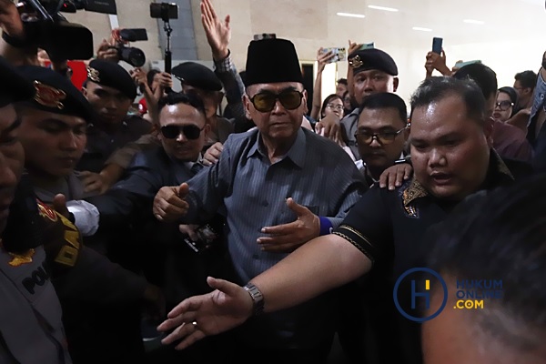 Pimpinan Pondok Pesantren Al Zaytun Panji Gumilang (kopiah hitam) saat akan menjalani pemeriksaan di Bareskrim Mabes Polri, Jakarta, Selasa (1/8/2023). Foto: RES