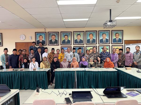 Para peserta FGD bertema 'Pencegahan dan Penanganan Kekerasan Seksual di Madrasah Aliyah dan Pondok Pesantren di Kota Malang' berfoto bersama di penghujung acara, Kamis (3/8/2023). Foto: Istimewa 